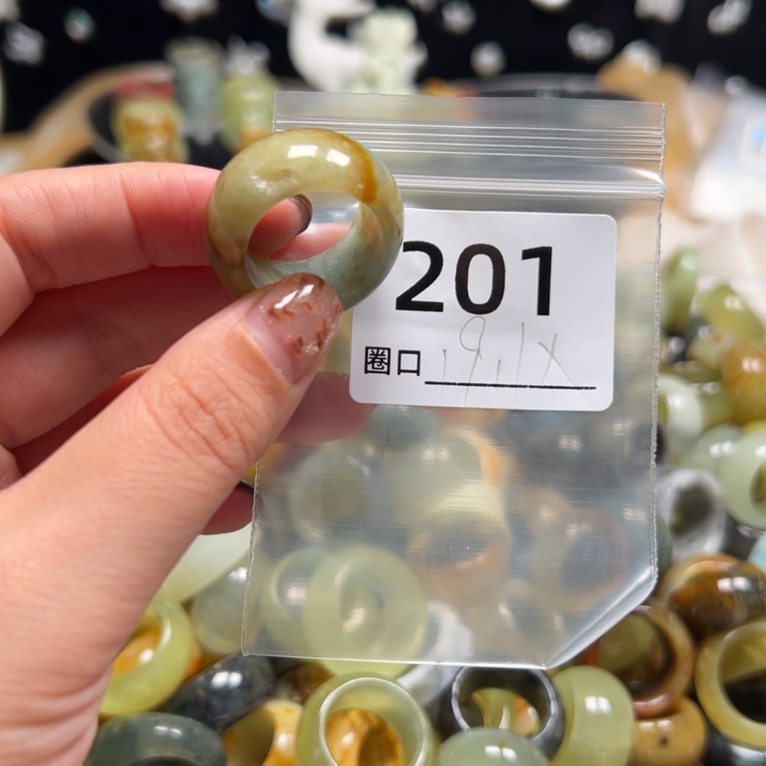 今***。蛇纹石玉未镶嵌戒指