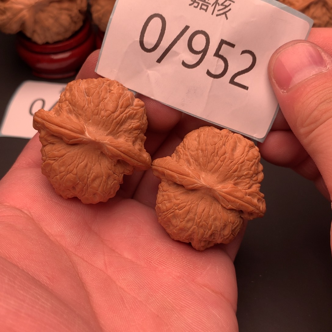 文玩核桃把件全品红皮血麒麟40