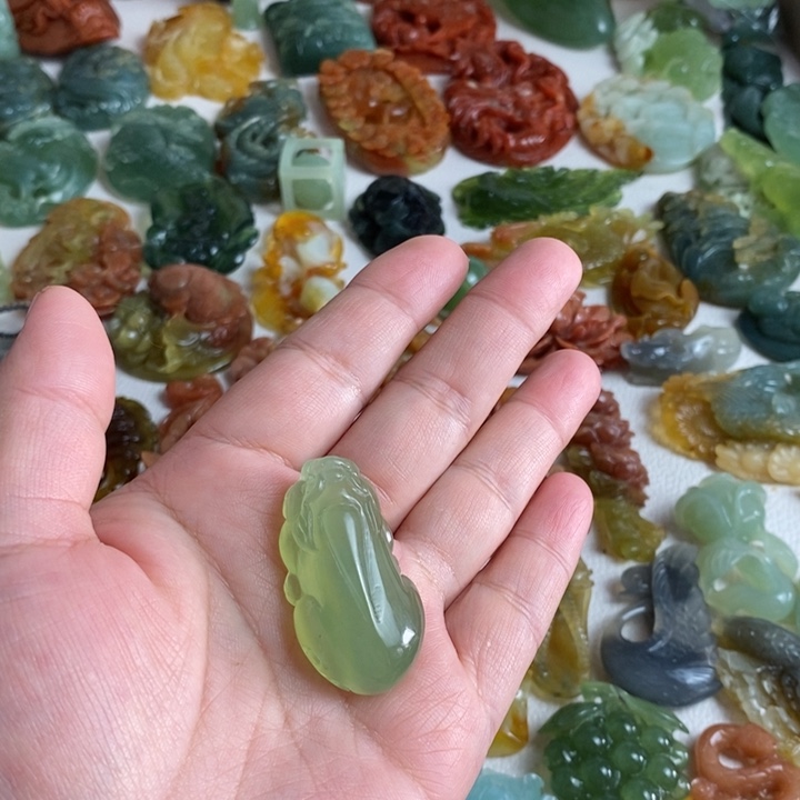 蛇纹石玉颈饰未镶嵌