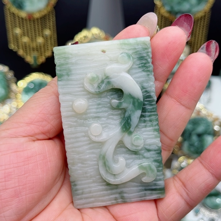 透闪石-蛇纹石玉颈饰未镶嵌机*豆