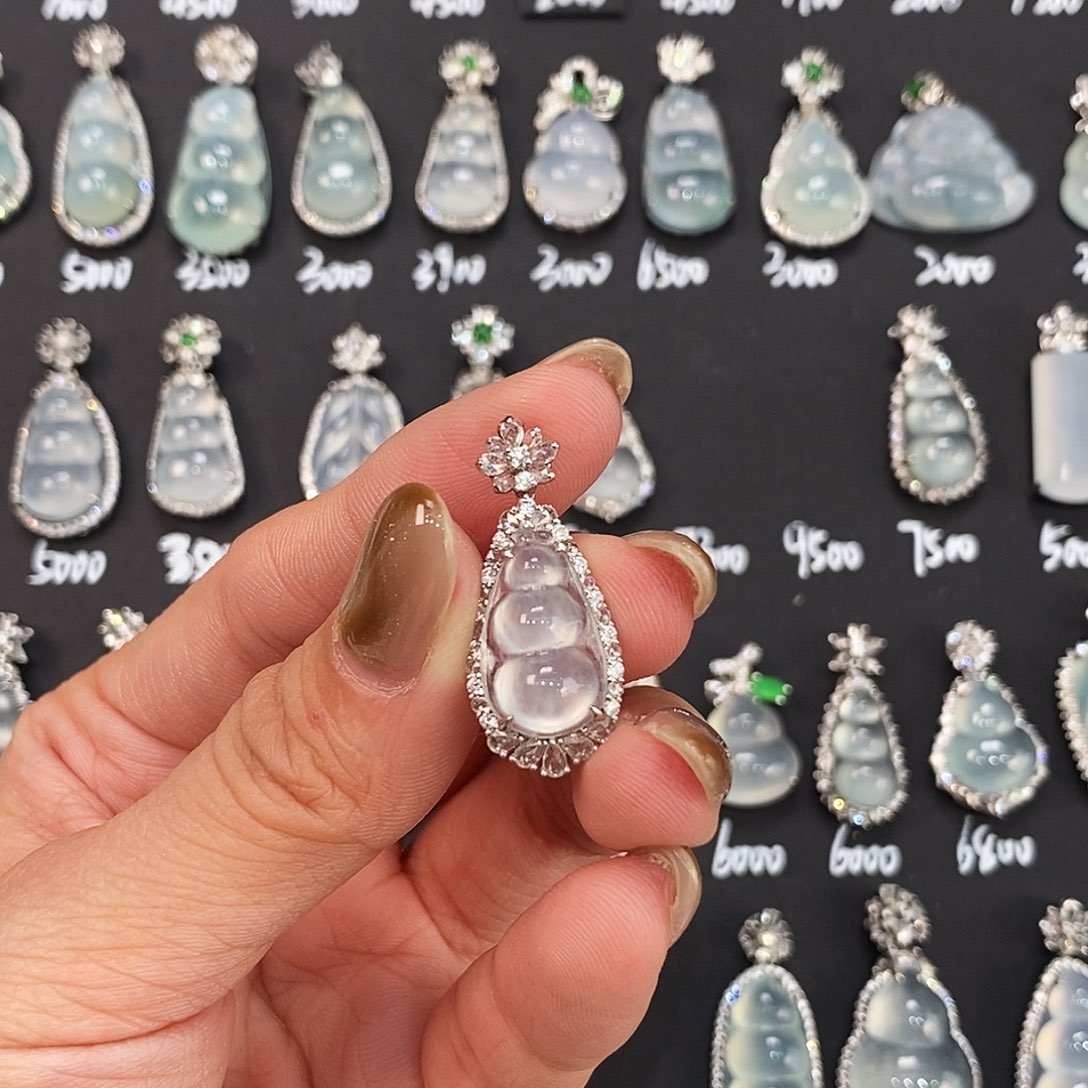 颈饰18K金镶嵌翡翠是***?天然缅甸A货翡翠福豆