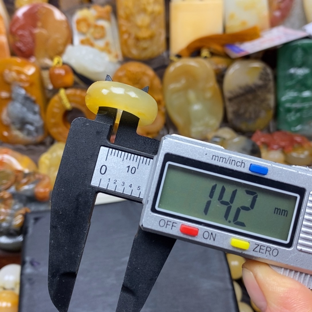 石英质玉（黄龙玉）颈饰未镶嵌