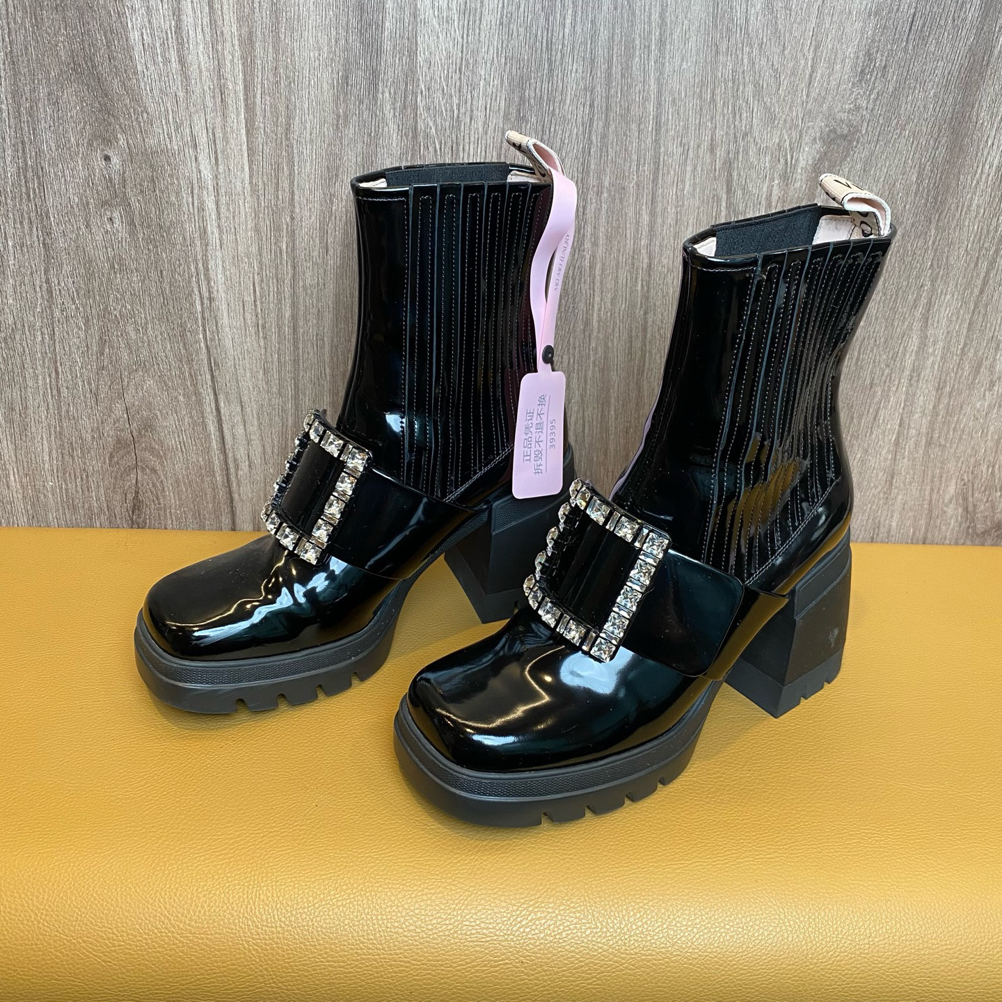 99新 Roger Vivier/罗杰·维威耶 RV钻扣漆皮短靴/37码/99新/39395