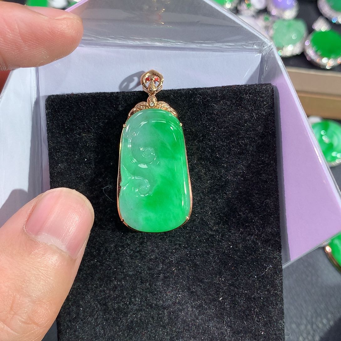 翡翠吊坠(赠链)18K金镶嵌