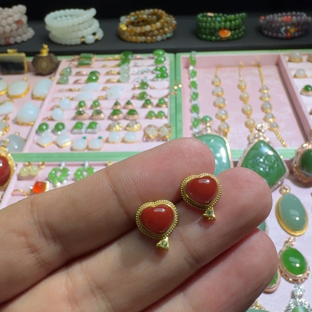 南红玛瑙耳钉18K金镶嵌宋**?南红牛血红耳钉