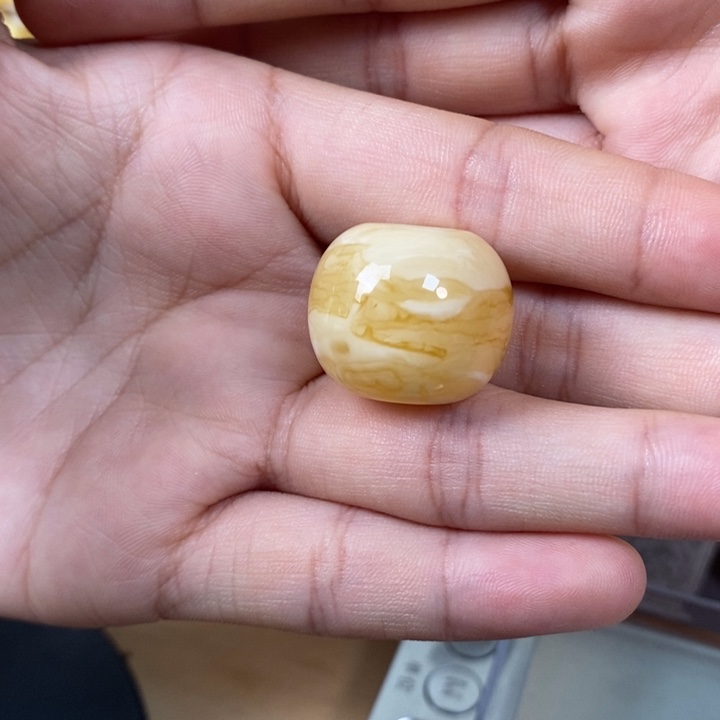 琥珀裸石未镶嵌墩子