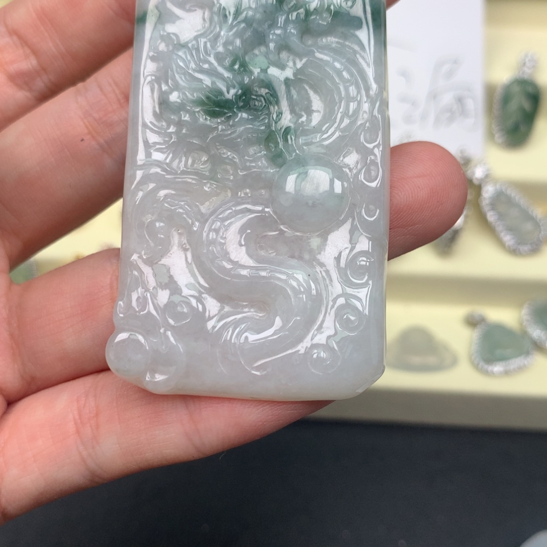 翡翠未镶嵌颈饰龙牌