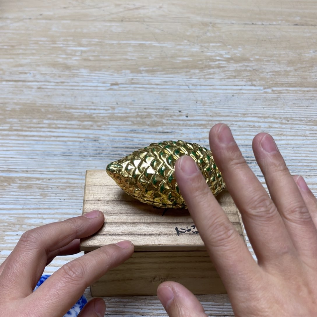 瓷片密密麻麻地排列着一个