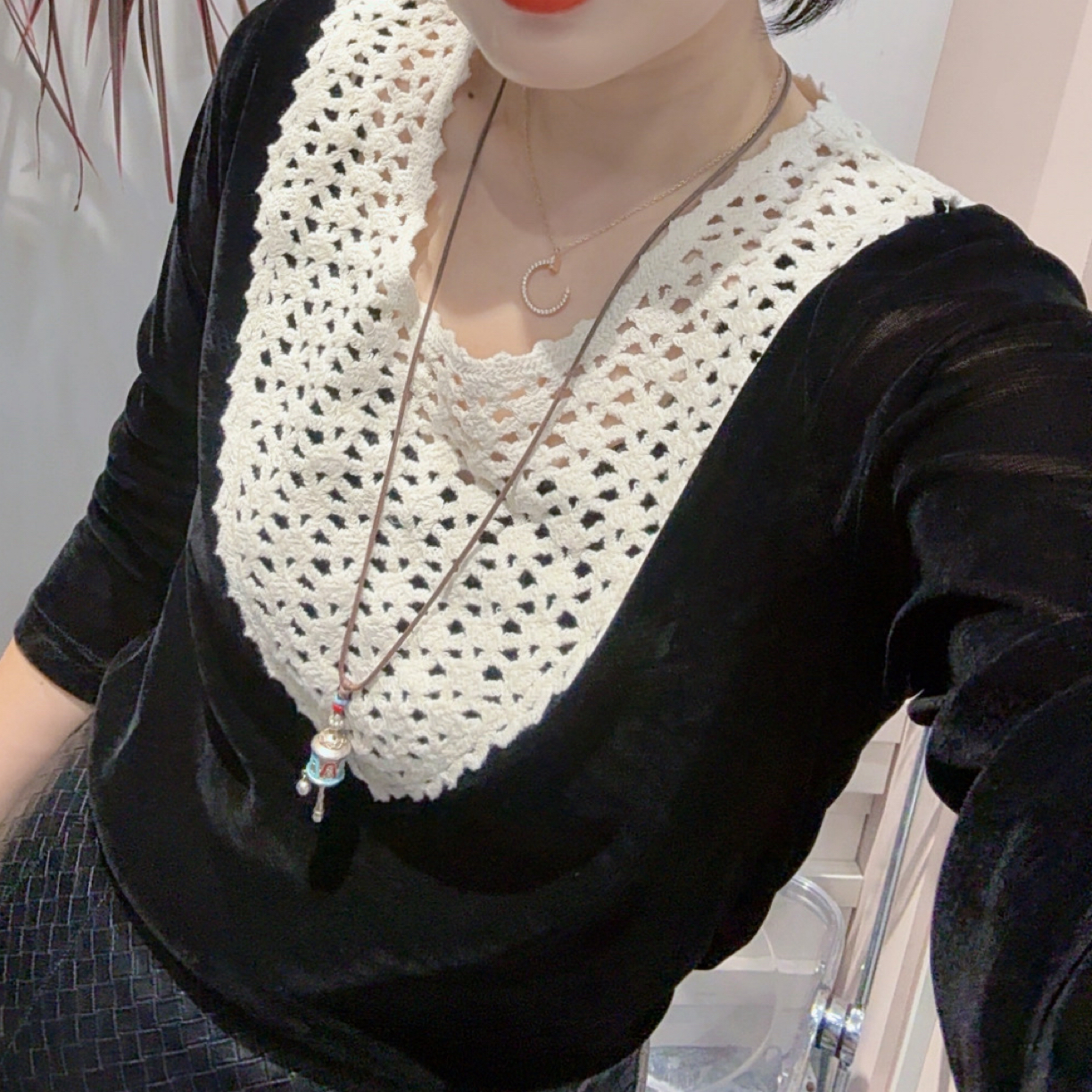 【自由部落】显瘦圆领镂空印花丝绒上衣