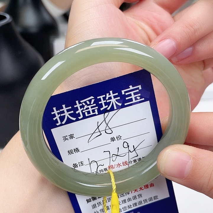 和田玉手镯未镶嵌