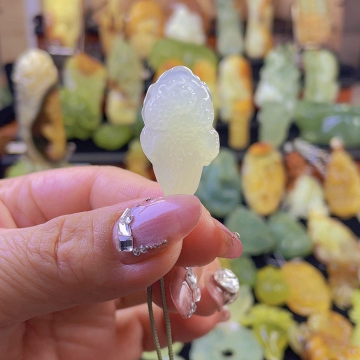 蛇纹石玉颈饰未镶嵌