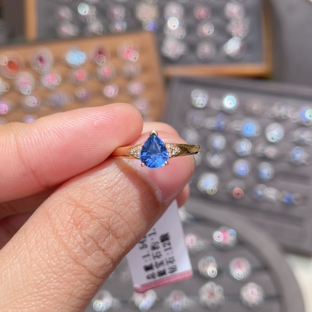 蓝宝石戒指18K金镶嵌1.15ct 