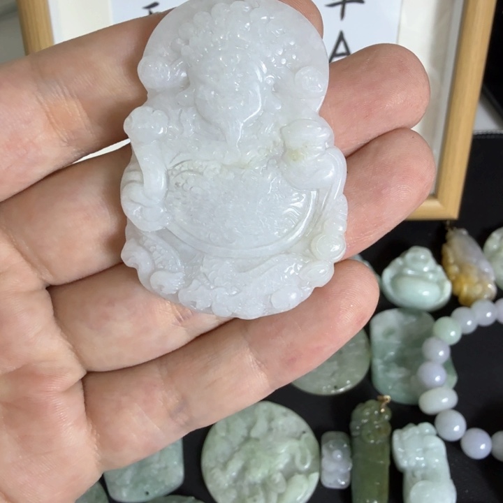 翡翠挂件未镶嵌翡翠