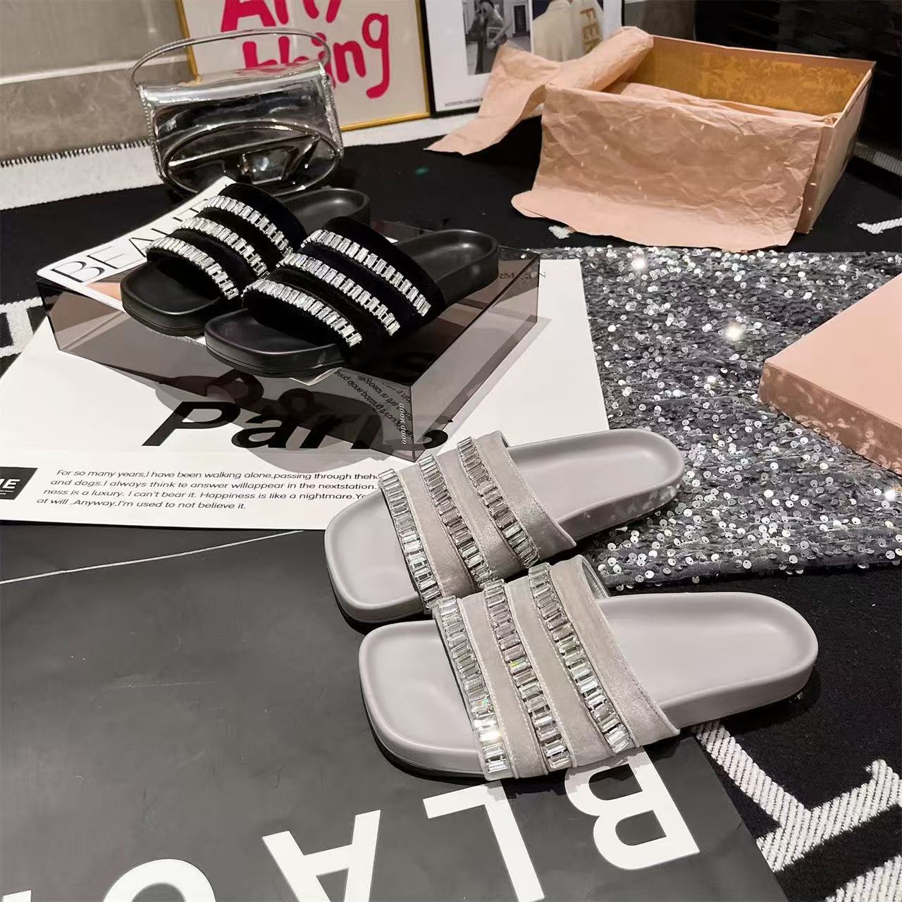 XK夏季2025新款水钻一字露趾凉鞋托外穿沙滩度假拖鞋高级感平底女