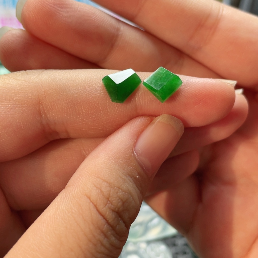 未镶嵌挂件翡翠M****?  翡翠