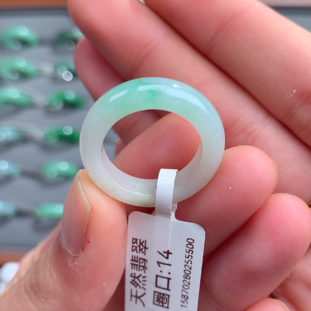 翡翠戒指未镶嵌上****发天然