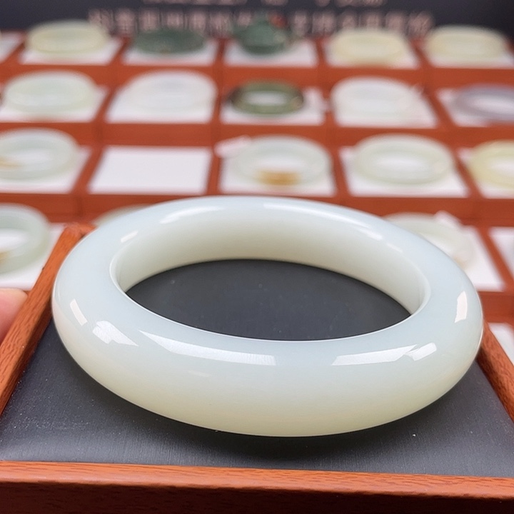 和田玉手镯未镶嵌羊脂级别