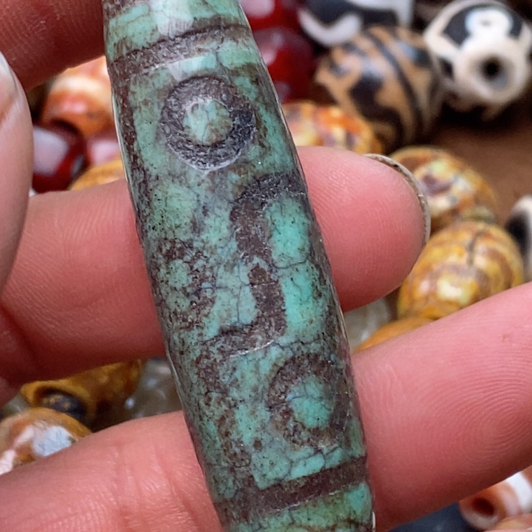 DIY琉璃珠子的颜色是蓝色