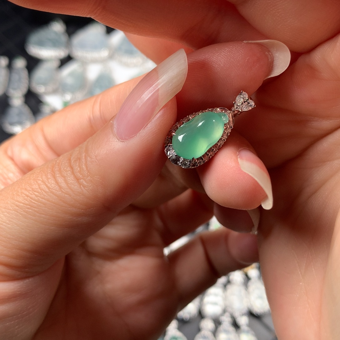 颈饰18K金镶嵌翡翠薄荷绿瓜