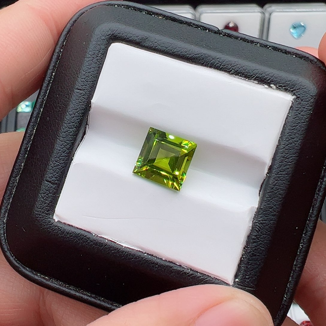 橄榄石3.71克拉裸石未镶嵌