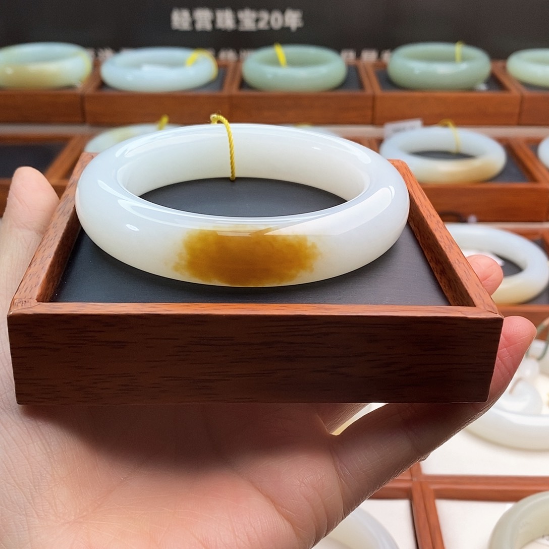 和田玉（糖玉）精品女士手镯未镶嵌