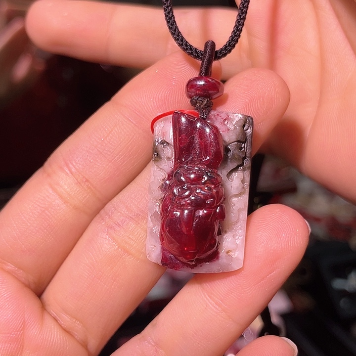 天然辰砂难*吧朱砂晶体雕刻貔貅