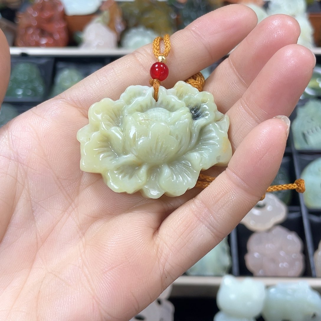 蛇纹石玉颈饰未镶嵌