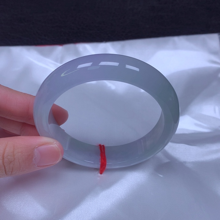 翡翠手镯未镶嵌。