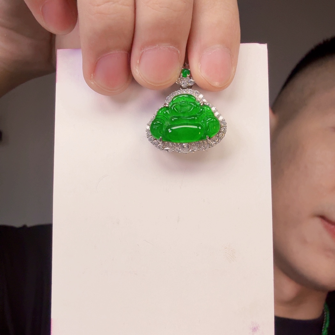 翡翠未镶嵌颈饰一件