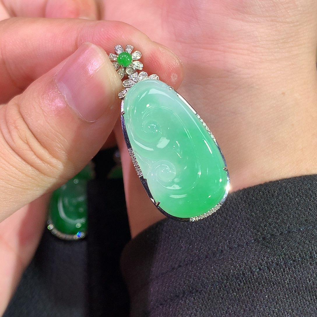 翡翠吊坠(赠链)18K金镶嵌