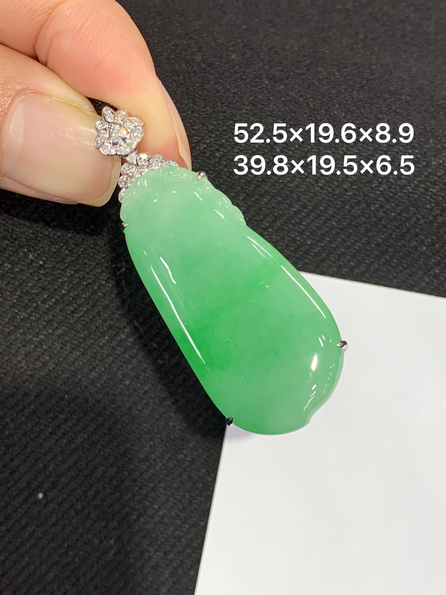 18K金镶嵌天然缅甸翡翠阳绿福瓜吊坠