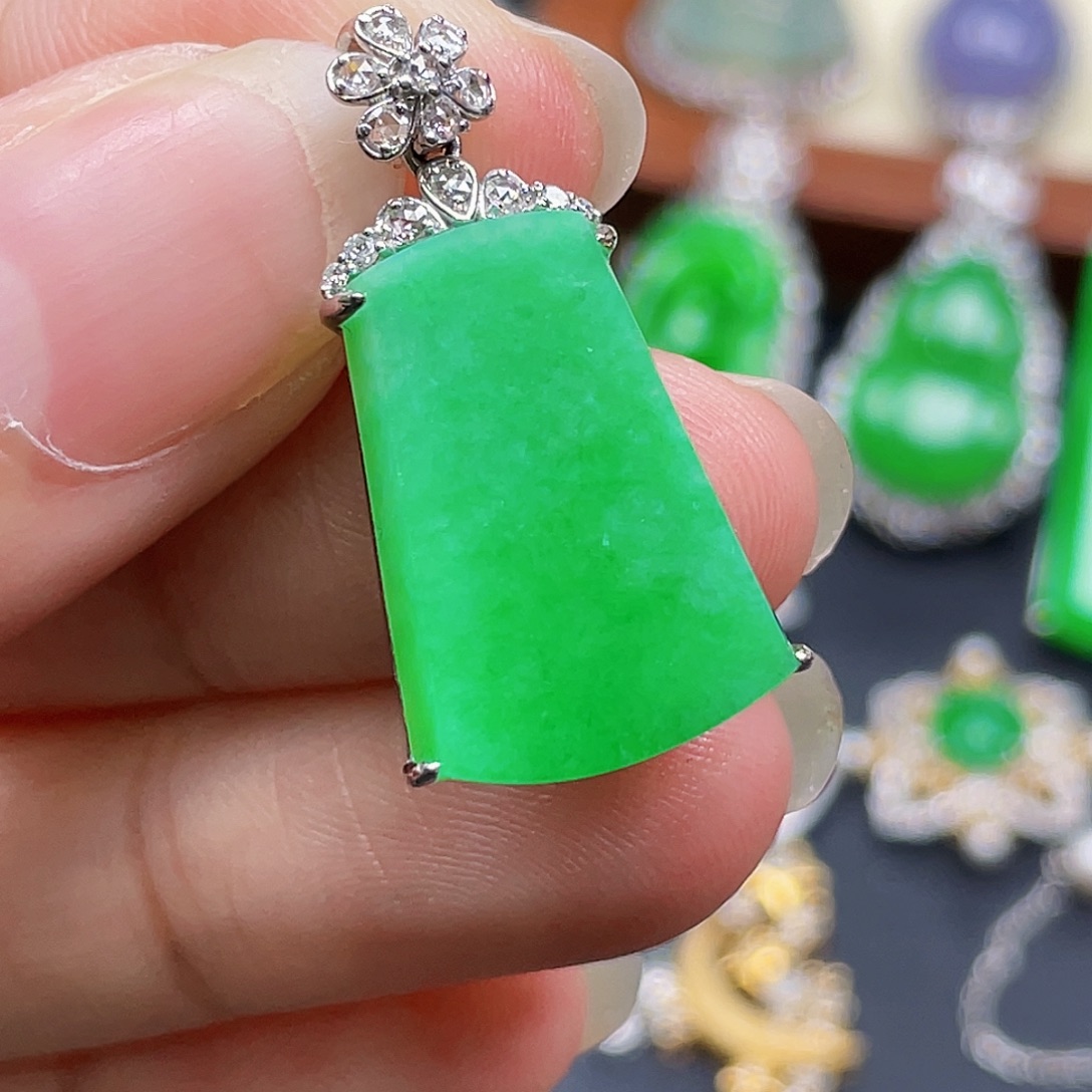 翡翠18K金镶嵌颈饰绿无事牌