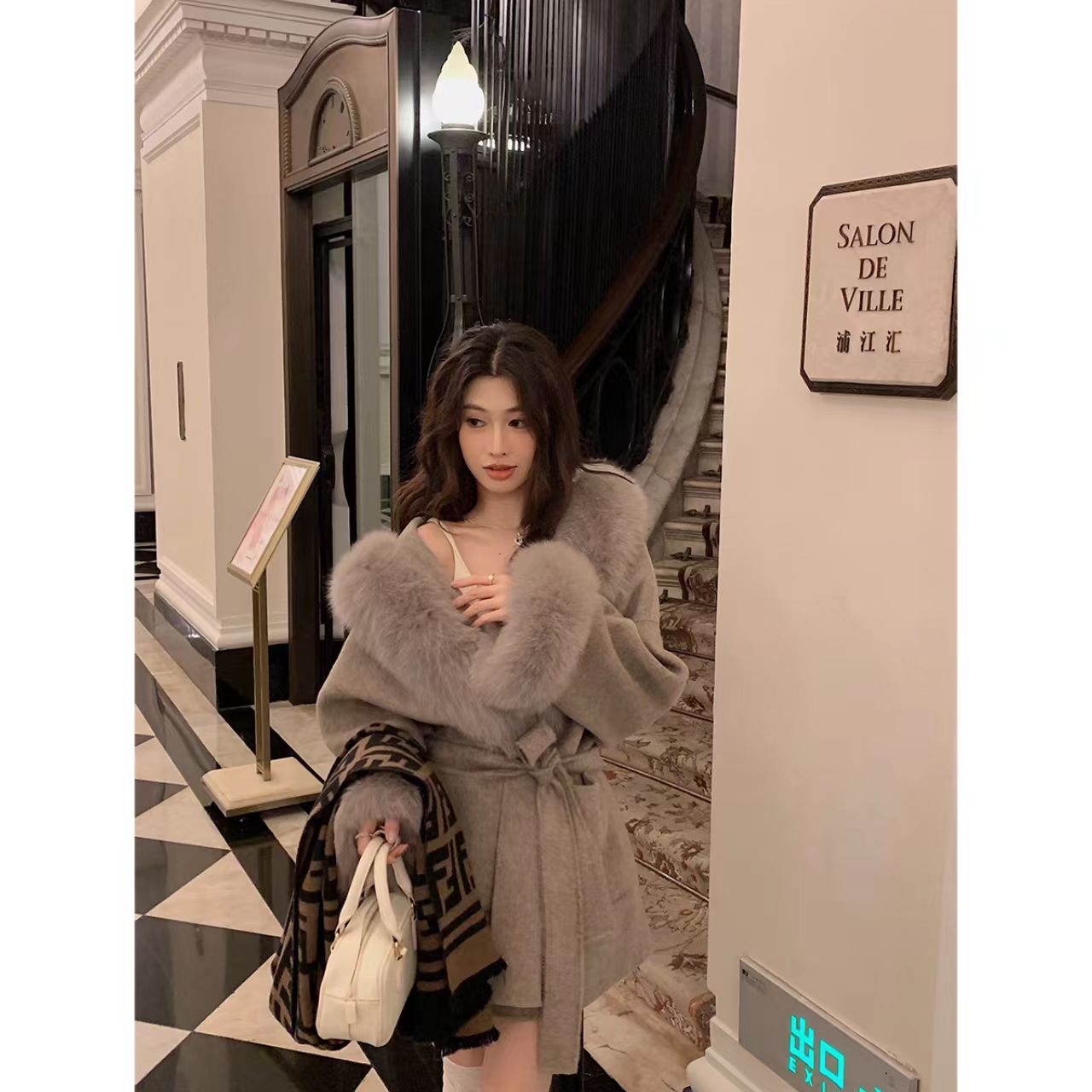 曼曼【泸上千金~】连帽羊毛外套(配可拆卸袖毛狐狸真毛）