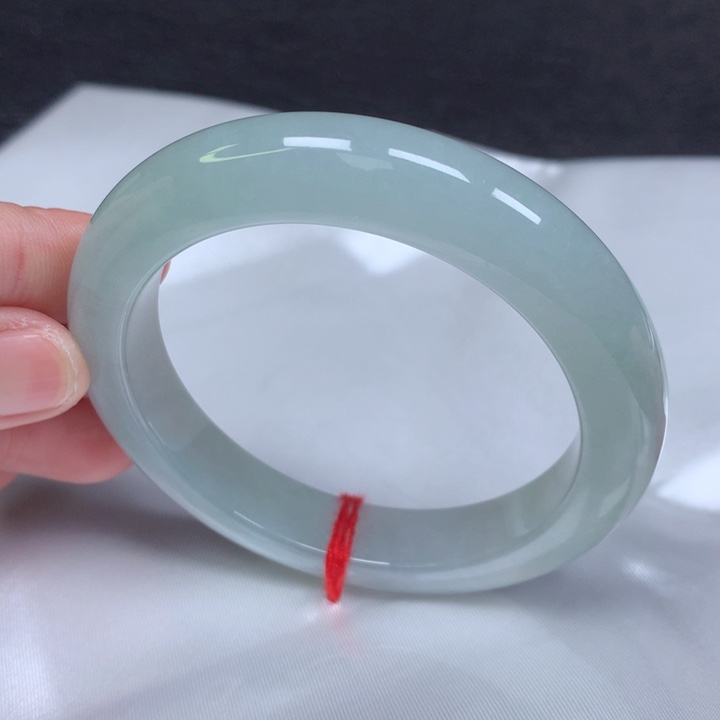 翡翠手镯未镶嵌。