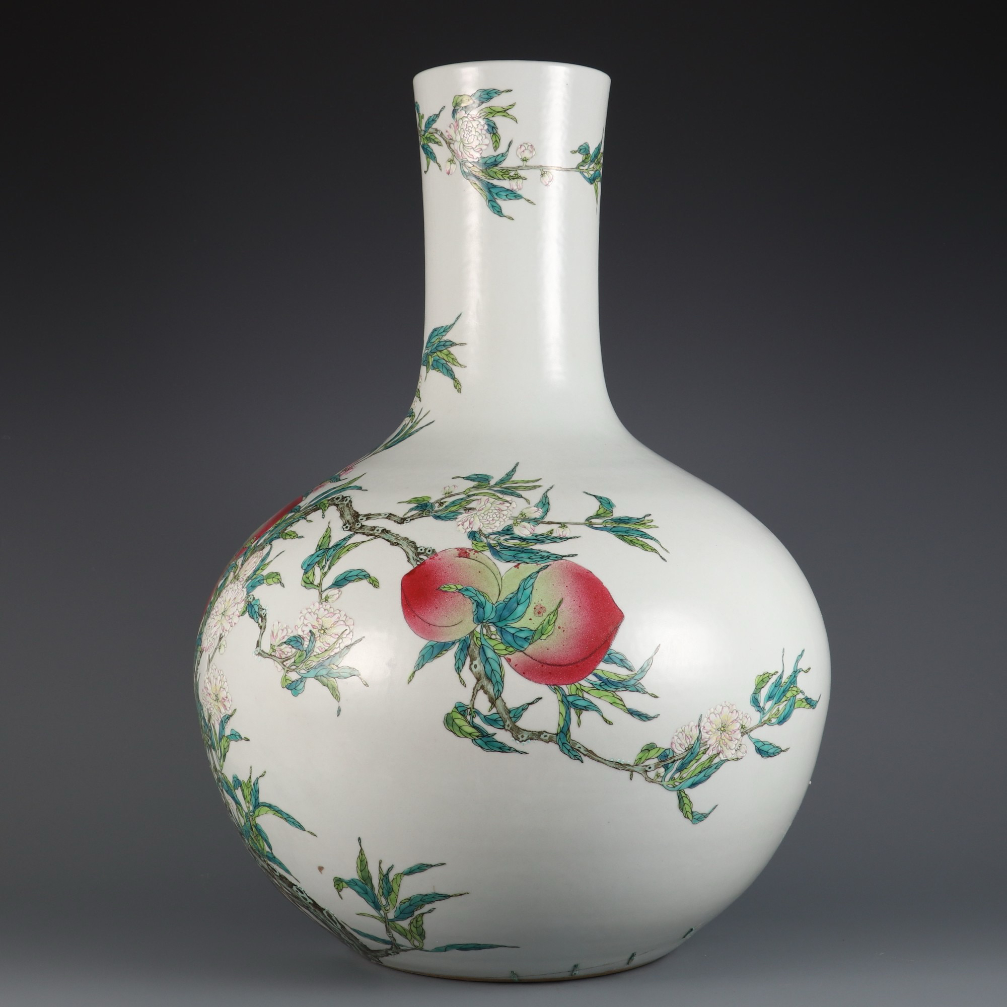 清 粉彩九桃纹大天球