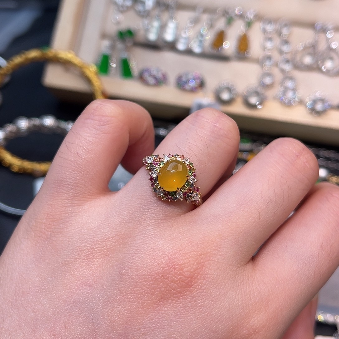 翡翠18K金镶嵌戒指蛋面