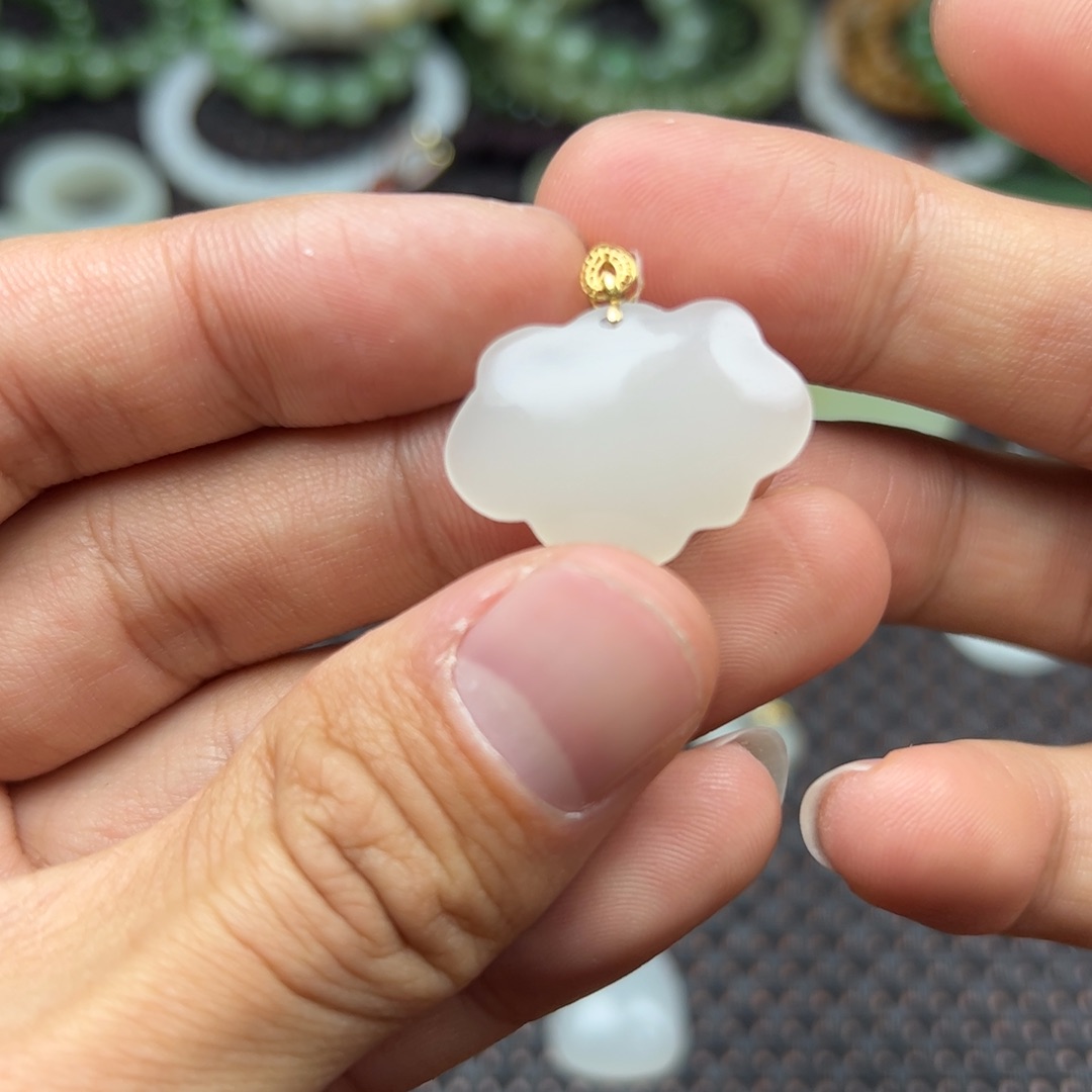 和田玉挂件18K金镶嵌