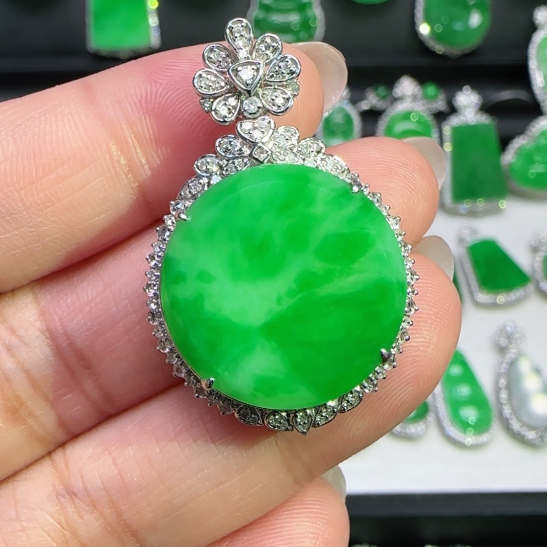 翡翠18K金镶嵌颈饰吊坠