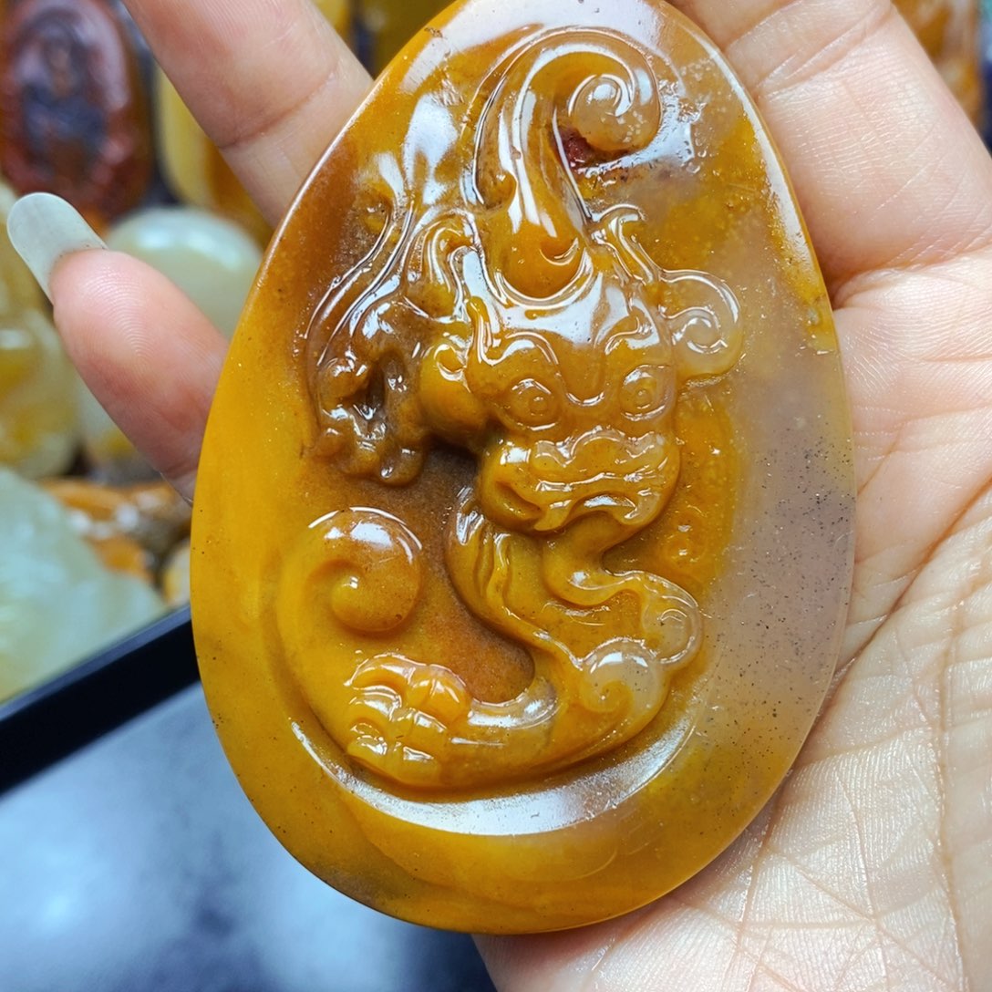 石英质玉（黄龙玉）未镶嵌颈饰