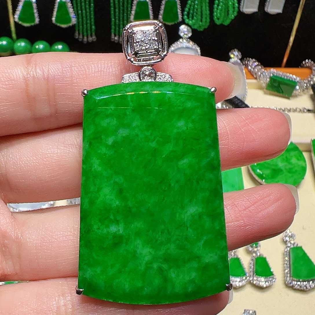 翡翠颈饰18K金镶嵌吊坠