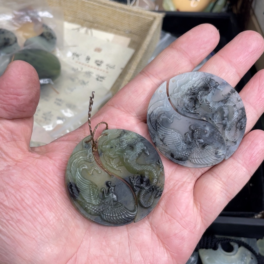 如***。岫玉未镶嵌颈饰两对