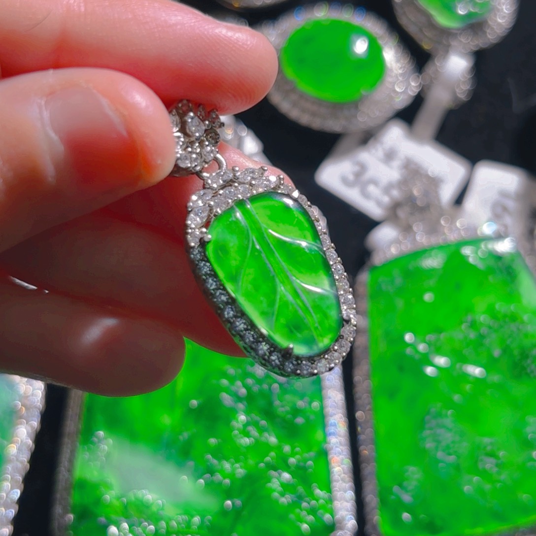 翡翠颈饰未镶嵌叶子