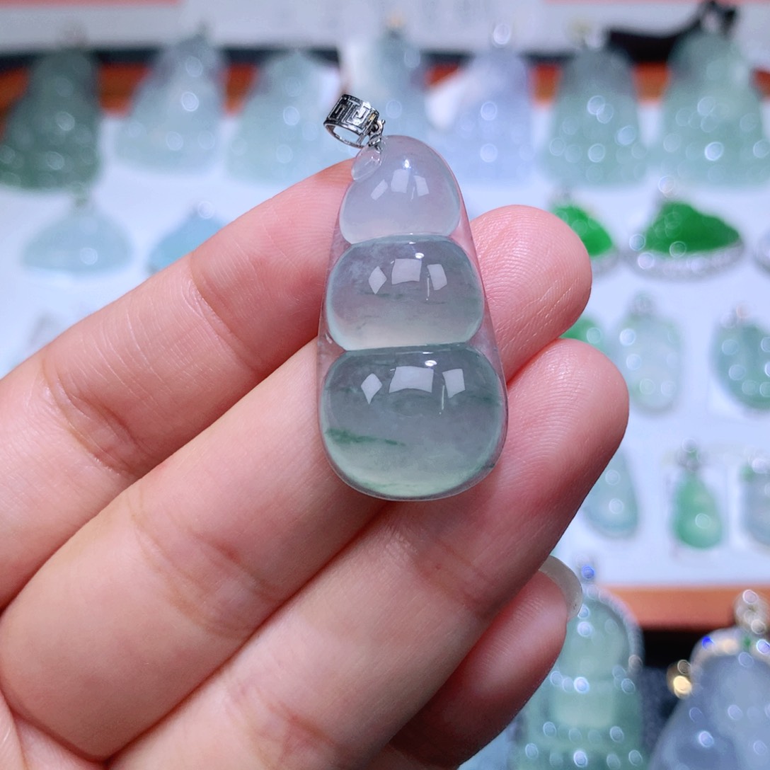 颈饰18K金镶嵌翡翠福豆