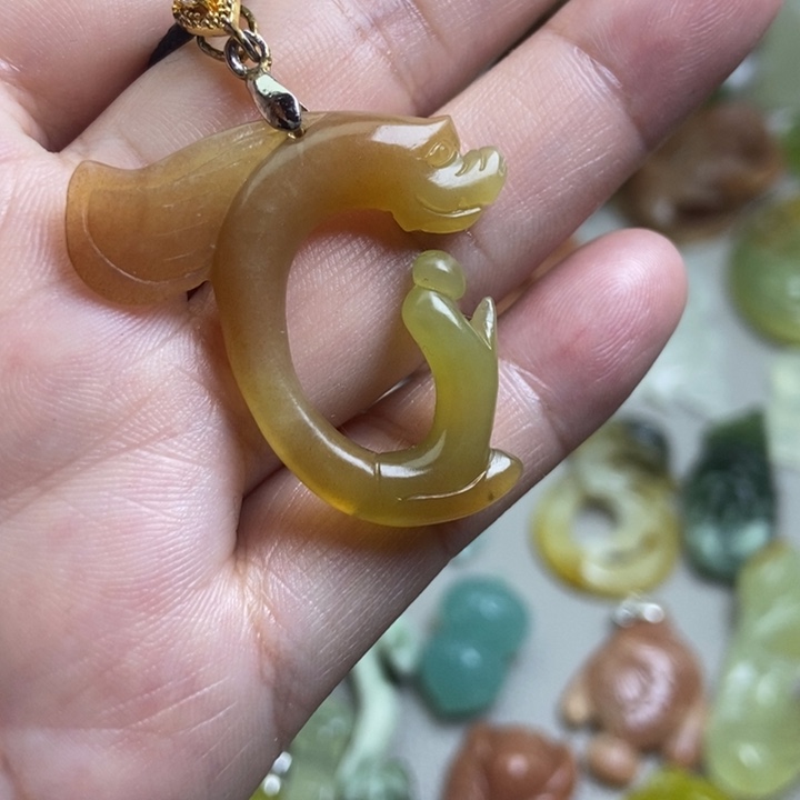 蛇纹石玉挂件未镶嵌
