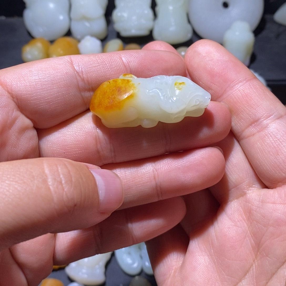 力***哥和田玉未镶嵌颈饰