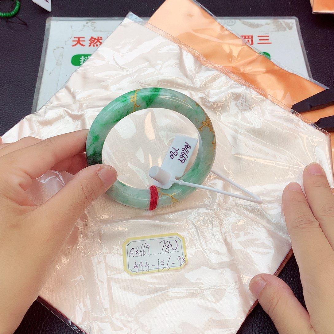 翡翠手镯未镶嵌翡翠