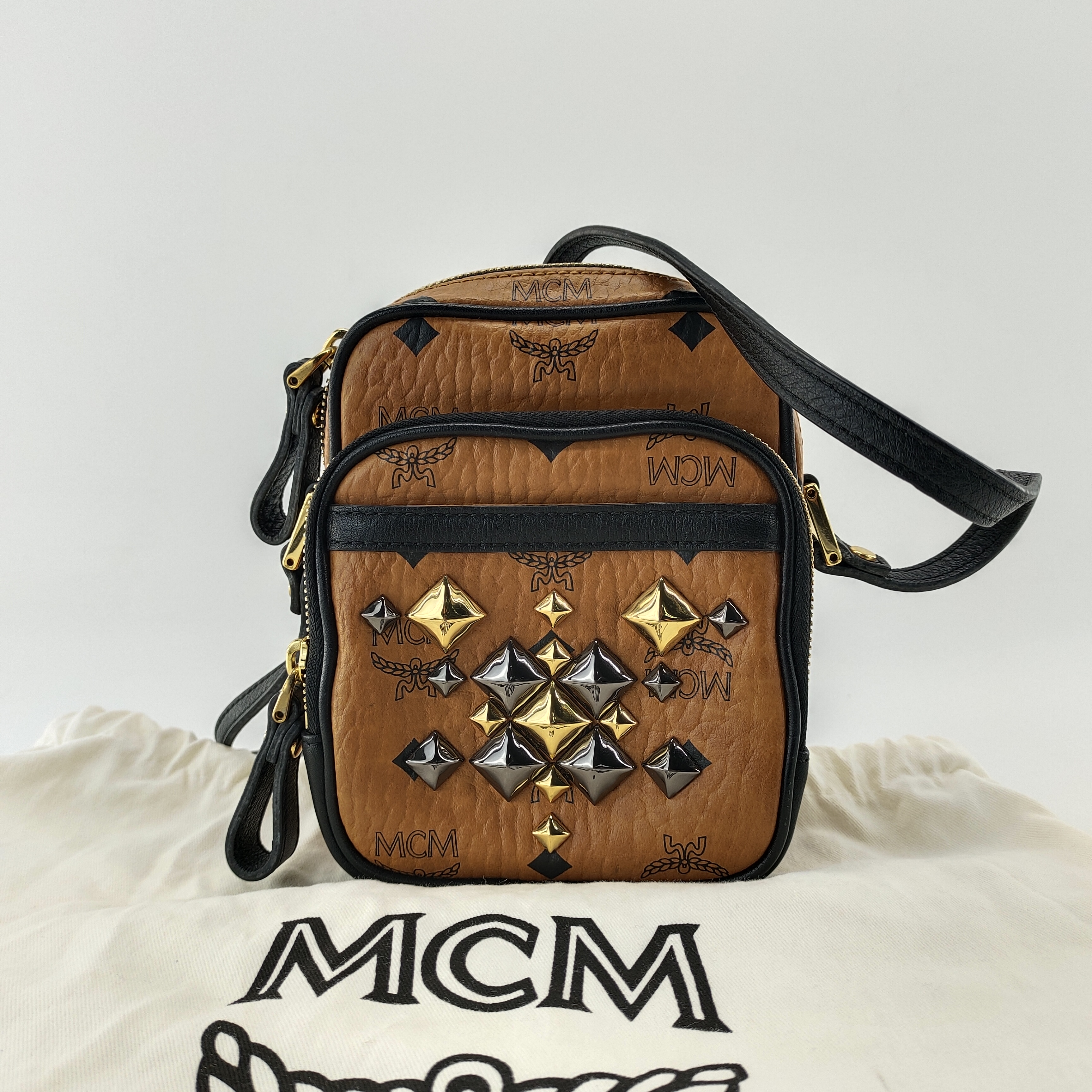95新 MCM  mcm铆钉相机包 干邑色单肩斜跨包                    