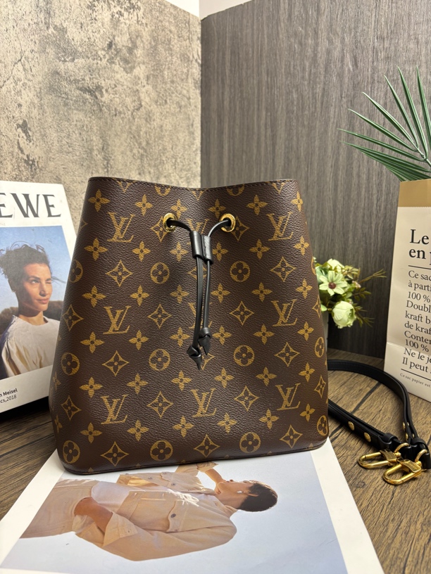 95新 LouisVuitton/路易威登 黑色水桶中号斜挎包
