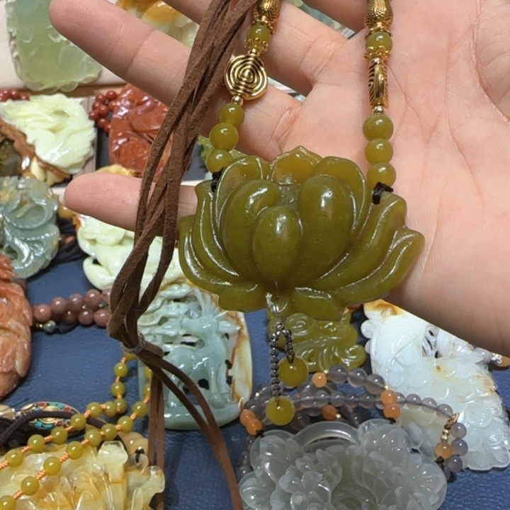 蛇纹石玉吊坠未镶嵌