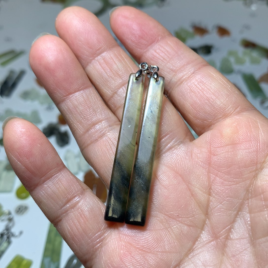 薇****蛇纹石玉未镶嵌耳环